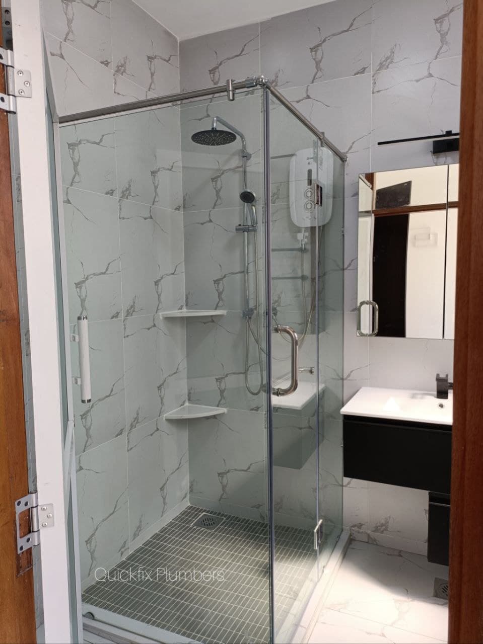 Frameless tempered glass cubicle