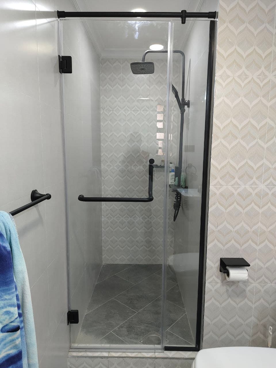 Wall to wall type shower enclosure